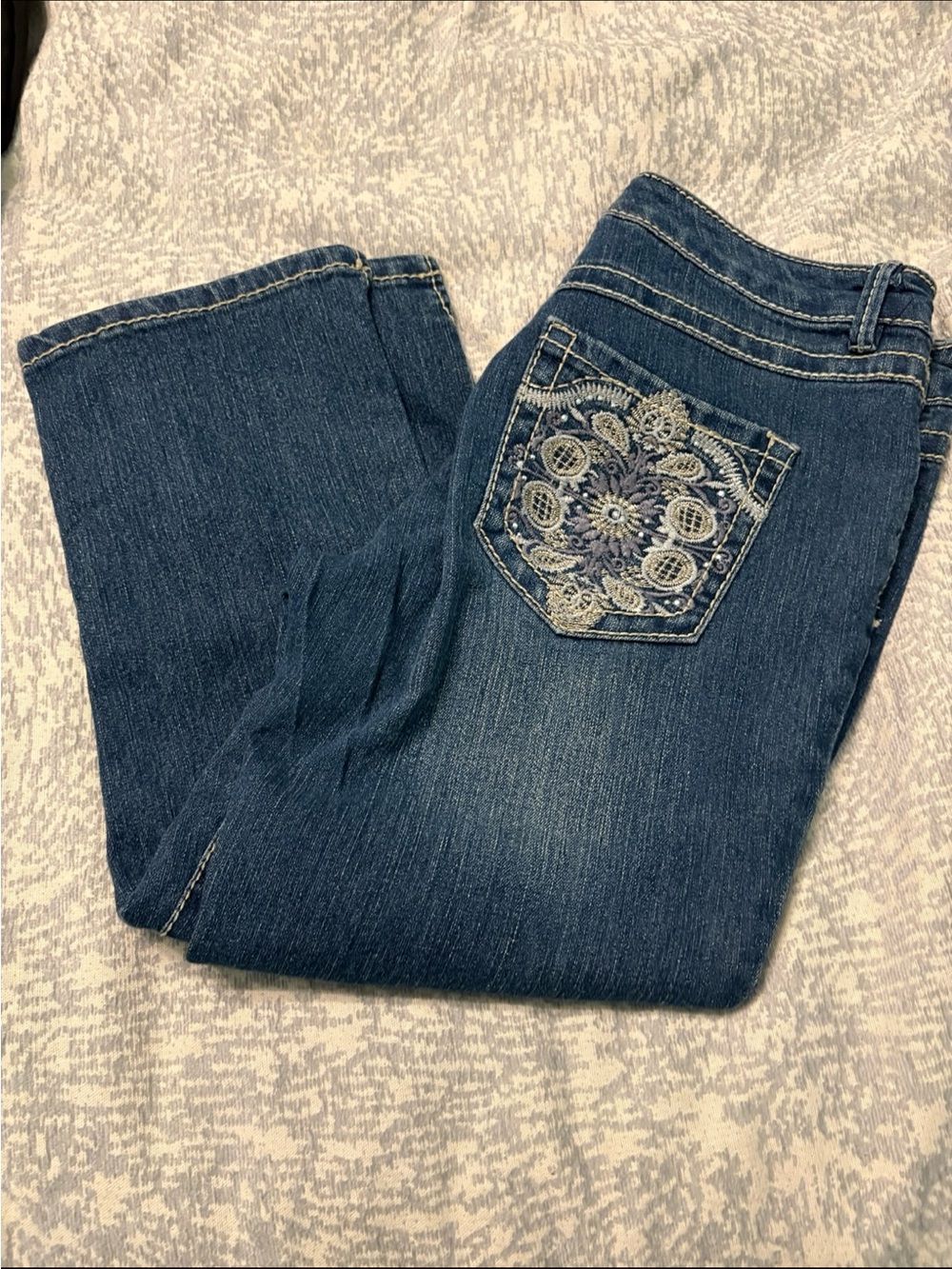 Nine West Size 4 / 26 Capri Length Jeans embellished back pockets vintage